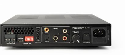 Paradigm X-500 kõrgetruuduslik võimendi, tagantvaade, RCA, koaksiaal- ja optilised ühendused, ventilatsioonivõre, helitugevuse nupp