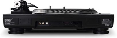 Hi-Fi gramofon Reloop RP 7000 MK2 v černé barvě, pohled zepředu, uzavřený kryt, raménko, ovládací prvky a konektory na zadní straně