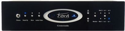 Kora Crescendo stereoforstærker, sort front med blå knapper og indikatorer, hvid logoindskrift og modelangivelse