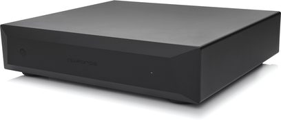 Nuforce MCA-20 sort multikanal-effektforstærker, set forfra i perspektiv, rektangulært mat sort kabinet
