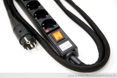 MPC Audio Melodie 7 sorte multiprisestik, tæt forfra, sort flettet kabel, orange tændt kontakt