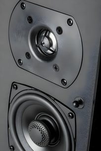 Definitive Technology SR9080 sort højttaler, nærbillede forfra, diskant og mellemtone/bas højttaler, mat sort finish, aftageligt gitter med synlige monteringsbeslag