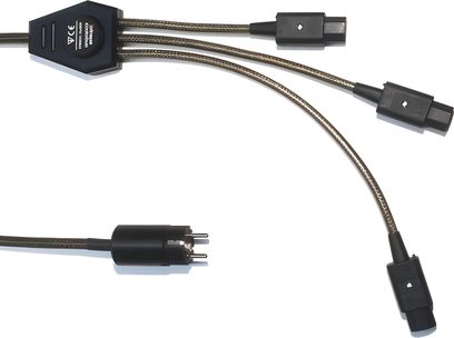 Černý USB kabel s černými obdélníkovými konektory a šedý kabel s válcovitými kovovými konektory