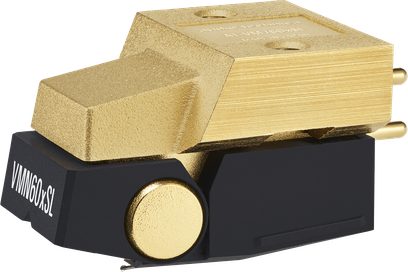 Audio Technica AT-VM760xSL pickup i gyldent, tekstureret metal med mat sort base, set fra venstre i trekvart vinkel, kantet form med top med to gevindhuller, gyldent sidehjul og to cylindriske bagstifter