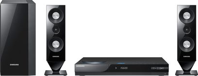 Samsung HT-C6200 hjemmebiografsystem bestående af en Blu-ray-afspiller, to højttalertårne og en basrefleksboks, set forfra