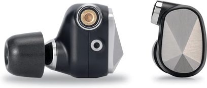 Astell&Kern Pathfinder svarte inneørehodetelefonene, sett forfra og fra siden, med silikonørepropper og oppbevaringseske