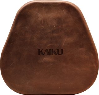 Кафяв транспортен калъф Kaiku Leather Case за слушалки, изглед отпред с релефно лого Kaiku