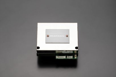 Marantz PM6007 gümüş altın renkli stereo ampli, yakın ön görüntü, ön panelde gümüş renkli düğmeler ve bağlantılar