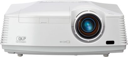 Mitsubishi HC3200 hvid videoprojektor set forfra, blåt projektionsobjektiv, perforeret ventilationsgitter