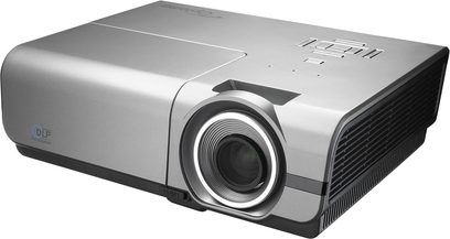 Optoma EH1020 videoprojektor i gråsølv, set fra en perspektivisk forside, med objektivet til højre og ventilationsrillerne til venstre