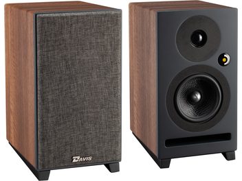Bokhyllehøyttaler Davis Acoustics Krypton 3 classik valnøtt, sett forfra og i trekvart vinkel, rektangulært kabinett, svarte føtter, front med avtakbart grått stoffgitter, rund svart diskant, teksturert svart basshøyttaler, horisontal rektangulær bassrefleksport