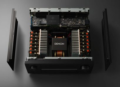 Ресивер для домашнього кінотеатру Denon AVC-A10H чорного кольору, вид зверху, знята кришка, видимі внутрішні компоненти, радіатори, друковані плати, кнопки на передній панелі