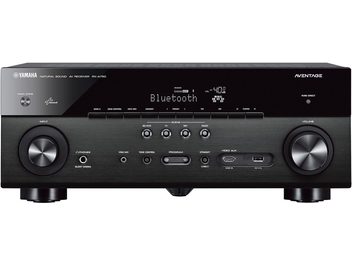 Yamaha RX-A750 juoda namų kino garso stiprintuvo priekinė dalis, mėlynas ekranas, priekiniai mygtukai ir lizdai, du reguliavimo rankenėlės