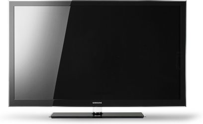 Samsung PS58C6500 sort fladskærms-TV, set forfra, slukket, på gråtonet baggrund fra lys til mørk