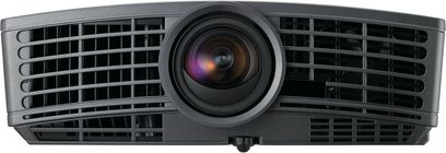 Projektor Mitsubishi HC1500, pohled zepředu, širokoúhlý objektiv uprostřed černé ventilační mřížky