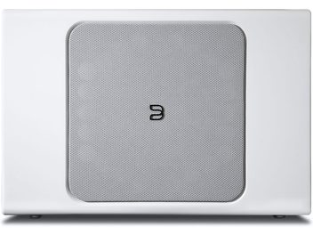 Subwoofer BlueSound PULSE SUB+ en blanco mate, vista frontal, rejilla metálica perforada, logo "B" en el centro