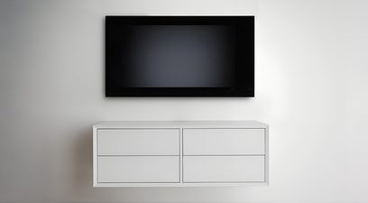 Mobile audio-video Clic Classic Series Modello 222-2 bianco opaco, legno, quattro frontali allineati senza maniglie, a muro, vista frontale