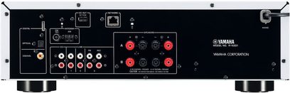 Yamaha R-N301 sort hi-fi stereoforstærker, set forfra, med stik og betjeningselementer på forsiden, digital skærm