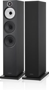 To sorte Bowers & Wilkins 603 S3 gulvhøjttalere med stoffront på sorte sokler, set forfra