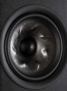 Diffusore centrale Polk Audio R300 nero, primo piano frontale dell'altoparlante circolare nero lucido