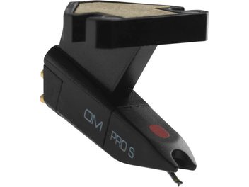 Cápsula Ortofon OM PRO S negra para tocadiscos de vinilo DJ, vista lateral izquierda, con diamante y contactos eléctricos dorados