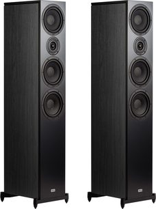 Pár sloupových reproduktorů Heco Aurora XT 700 v tmavém dubu, tmavé dřevěné skříně na nožkách s černým čelním panelem obsahujícím čtyři kruhové reproduktory v řadě, pohled z tříčtvrtinového úhlu zepředu