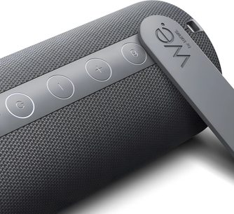 Tragbarer Bluetooth-Lautsprecher Loewe We. HEAR 1 in Grau, Nahaufnahme mit oberen Bedienelementen und seitlicher Handschlaufe