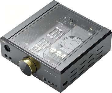 Aukštos kokybės FiiO K9 Pro ESS ausinių stiprintuvas, permatomas pilkas aliuminio korpusas su pusiau permatomu akriliniu viršutiniu dangteliu, atskleidžiančiu vidinę elektroniką, didelis auksinis garsumo reguliatorius ir priekiniai jungčių lizdai, trijų ketvirčių vaizdas iš viršaus į priekį