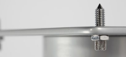 Stativ för högtalare Norstone Design Stylum 1 i satinerad silverfärgad metall, konisk form med hexagonal spets, sedd underifrån