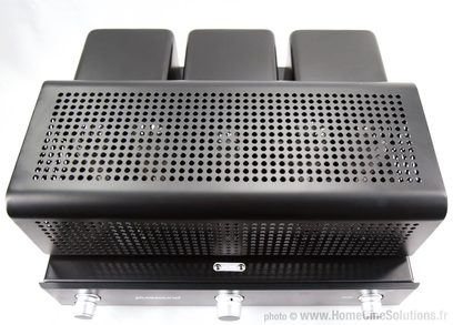 Puresound A30 sort hi-fi rørforstærker, set forfra, perforeret metalgitter på toppen, tre synlige rør