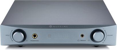 Nuprime Alita sølv audio DAC-konverter, frontvisning, frontpanel med hovedtelefonstik og balanceret udgang, digitalt display