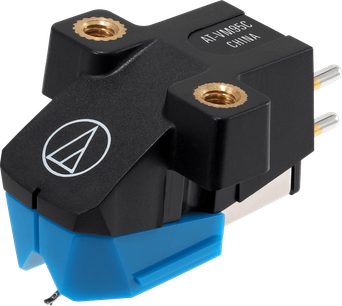 Černá přenoska Audio Technica AT-VM95C s modrým držákem hrotu, záběr v tříčtvrtečním profilu na hrot určený pro přehrávání vinylových desek