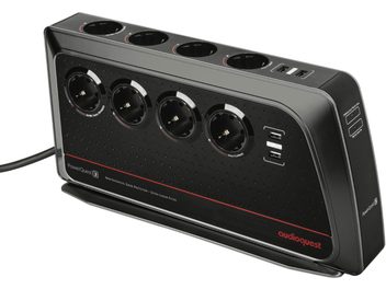 Must Audioquest PowerQuest 3 neljaga võrgupistikupesaga ja kahe USB-pordiga, kergelt ülevalt vaates