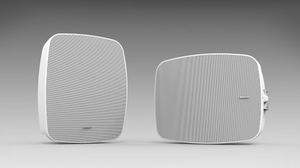 Coppia di diffusori da parete Klipsch bianchi con griglia sottile vista frontale e di tre quarti