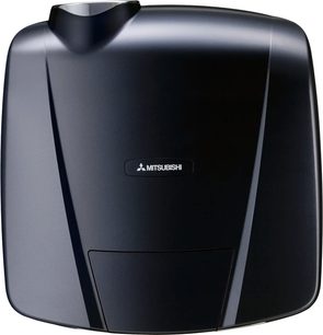Mitsubishi HC6500 sort videoprojektor, let skråt forfra, afrundet form, sølvfarvet logo øverst