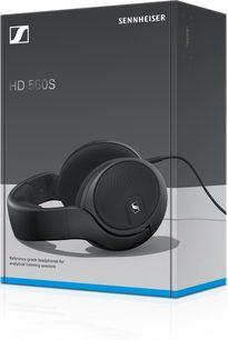 Ανοιχτά ακουστικά hi-fi Sennheiser HD 560S μαύρου χρώματος, τοποθετημένα στο γκρι και μπλε κουτί συσκευασίας τους, σε οπτική γωνία τριών τετάρτων από την μπροστινή αριστερή πλευρά