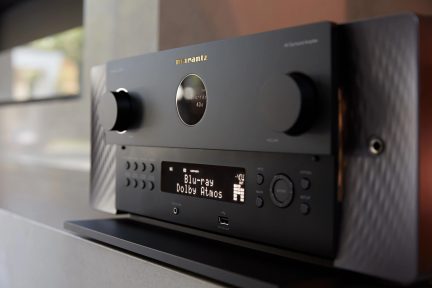 Marantz lydforsterker med blått display som viser "Blu-ray Dolby Atmos", kontrollknapper og kontrollhjul