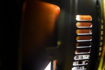 Velodyne Deep Blue 8 sort subwoofer, nærbillede fra siden, orange belysning, metalrist, forgyldte knapper