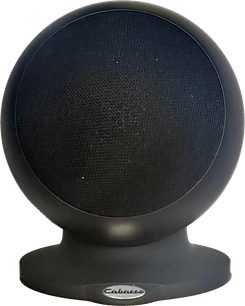 Siyah mat Alcyone 3 kompakt hoparlör, ön görünüm, küresel form, siyah ızgara, dairesel taban, altta gümüş renkli logo
