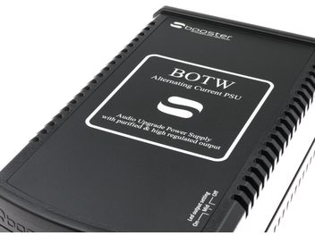 Alimentatore Sbooster BOTW a corrente alternata multipresa con upgrade audio, vista dall'alto in primo piano
