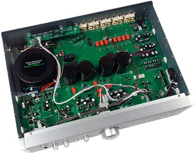 Indvendigt syn af et Rotel RC-1580 elektronisk kredsløb, grønne og røde elektroniske komponenter på et grønt printplade, sølvfarvet metalkabinettet