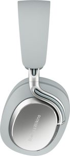 Bowers & Wilkins Px8 S2 Hi-Fi-Kopfhörer in Hellblau, Nahaufnahme des Ohrmuschel-Gehäuses in gebürstetem Silber