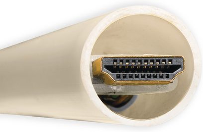 HDMI konektor Supra, samec, pozlacený konec, 19 pinů, detailní pohled zepředu v bílém plastovém tubusu s oříznutým koncem