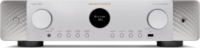 Marantz Cinema 70s gümüş renkli ev sineması amplifikatörü, ön panel, ön görünüm. Düğmeler, kadranlar, LCD ekran, USB portu, girişler