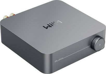 Integreret stereo hi-fi-forstærker WiiM AMP mørkegrå med rektangulært kabinet, cirkulær knap til højre og stik bagpå