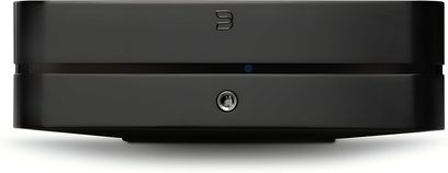 Інтегрований стерео підсилювач Hi-Fi BlueSound Powernode 2025 (N331) чорного кольору, прямокутний корпус з матового металу на вигляд спереду, логотип «B» по центру у верхній частині, тонка горизонтальна щілина з синім світлодіодом у центрі та кругле сріблясте отворення у нижній частині