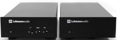 Zwei schwarze Lehmann Audio Decade Phono-Vorverstärker, Vorderseiten, nebeneinander auf hellgrauem Hintergrund