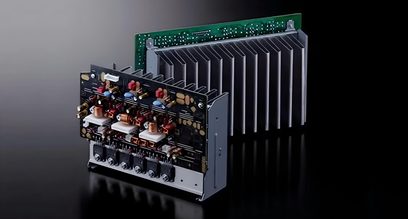 AV receiver Yamaha RX-A2A černý, pohled zepředu mírně ze strany. Přední panel s tlačítky, konektory a ventilační mřížkou
