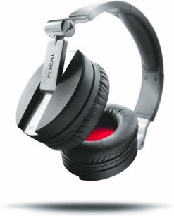 Lukket circumaural hovedtelefon Focal Spirit ONE i sort, med blanke sorte bøjler og kåber, røde ørepuder, set fra venstre profil