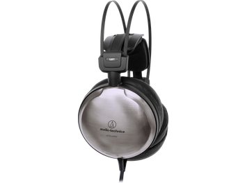 Cuffia hi-fi cablata chiusa Audio Technica ATH-A2000Z in vista laterale ravvicinata, padiglione sinistro argentato in metallo spazzolato con logo, arco a doppia fascia nero e cuscinetti spessi in similpelle nera